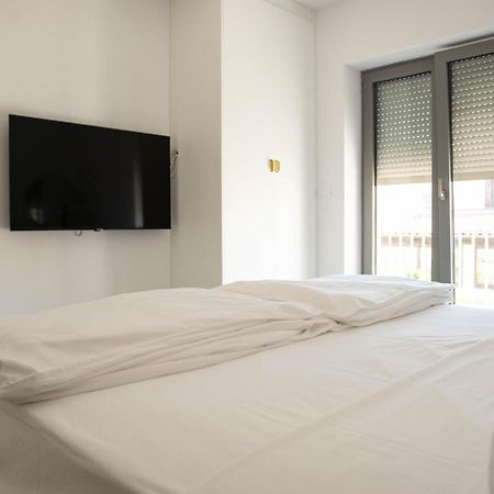 A-Seven Apartment โรวีน ภายนอก รูปภาพ