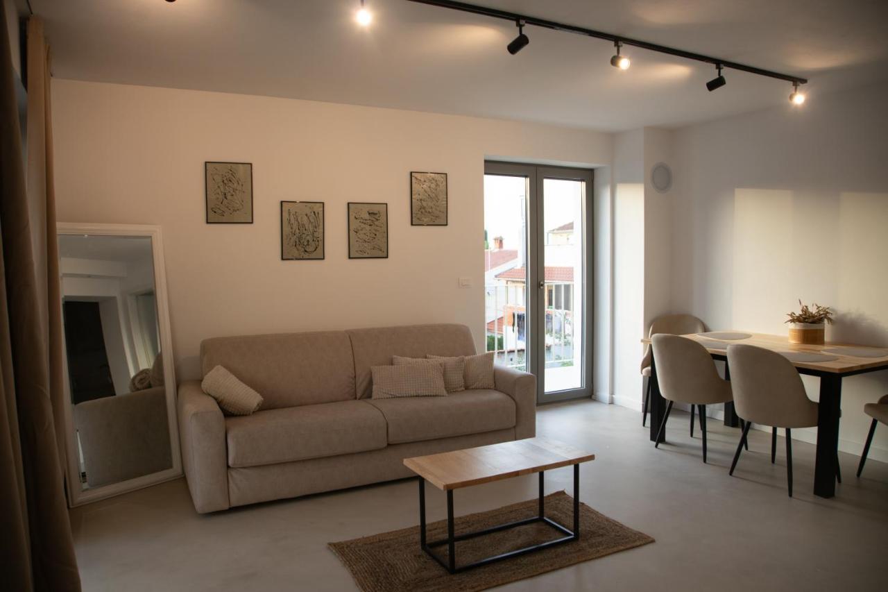 A-Seven Apartment โรวีน ภายนอก รูปภาพ
