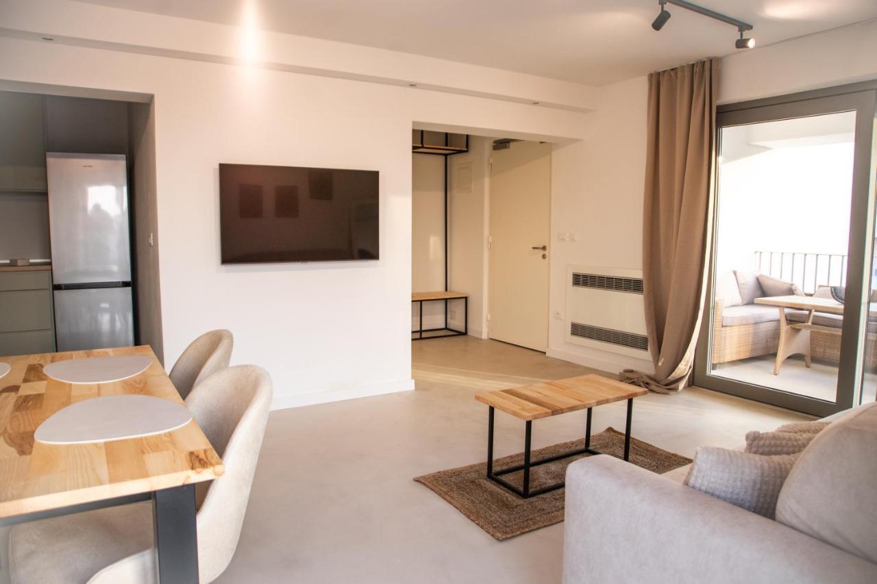 A-Seven Apartment โรวีน ภายนอก รูปภาพ