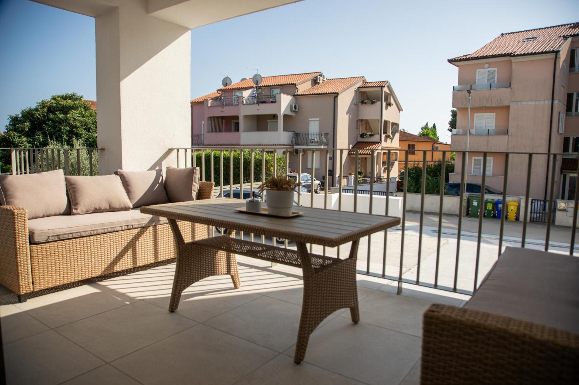 A-Seven Apartment โรวีน ภายนอก รูปภาพ