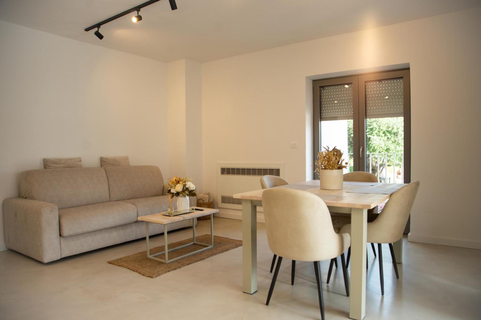 A-Seven Apartment โรวีน ภายนอก รูปภาพ