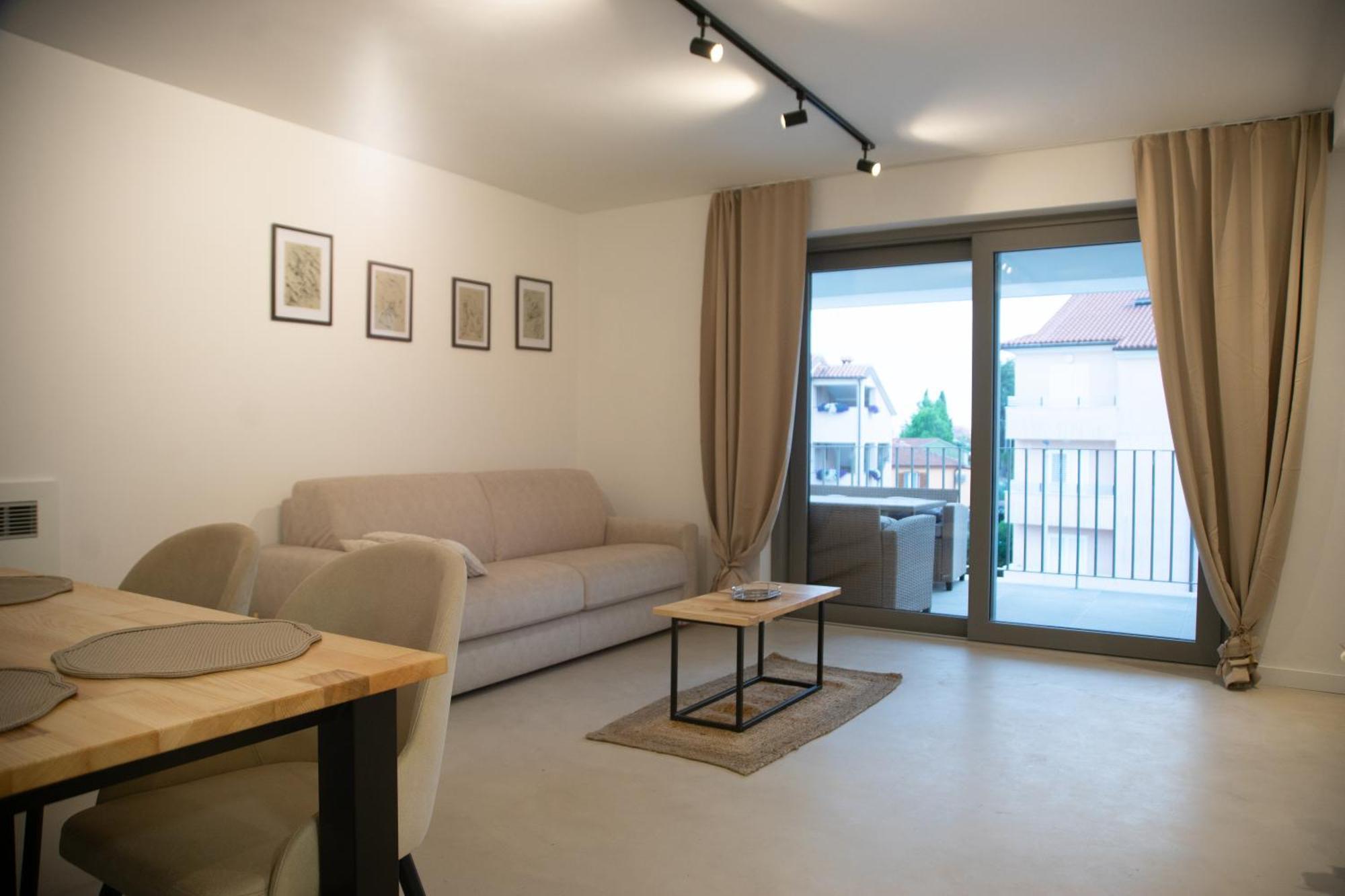 A-Seven Apartment โรวีน ภายนอก รูปภาพ