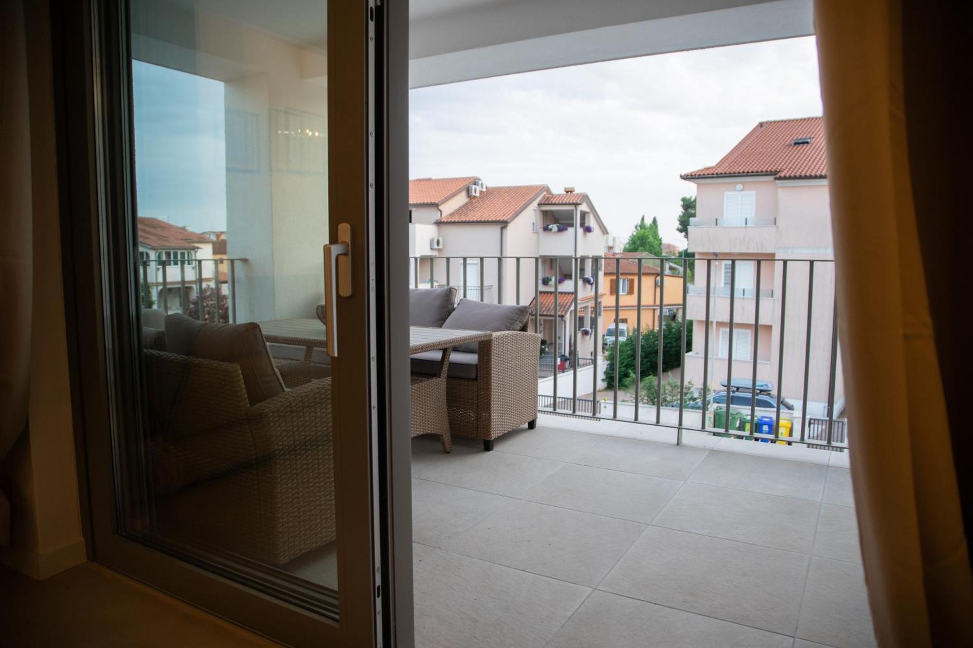 A-Seven Apartment โรวีน ภายนอก รูปภาพ
