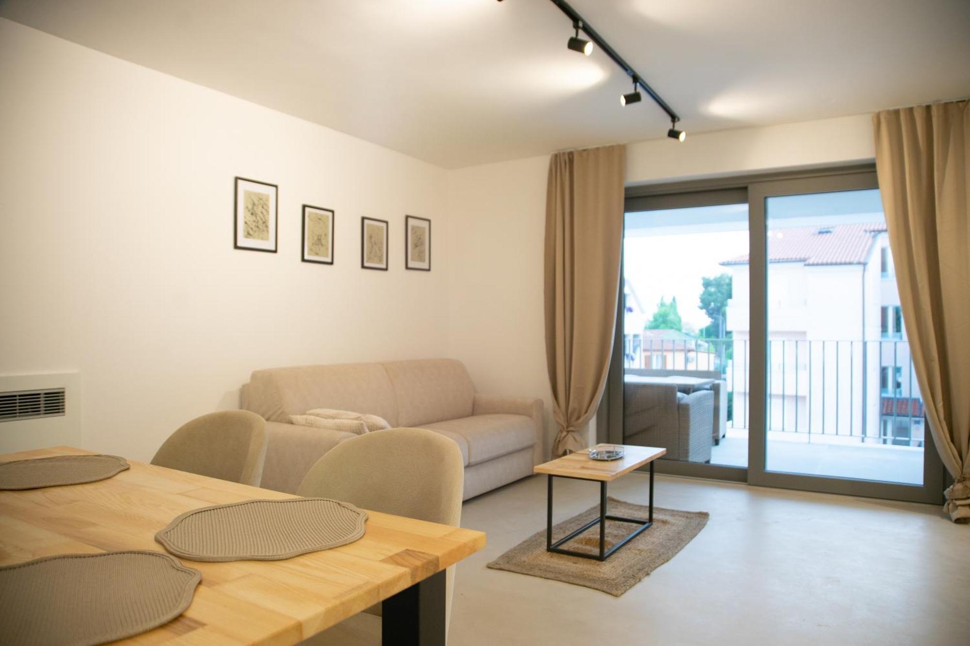 A-Seven Apartment โรวีน ภายนอก รูปภาพ