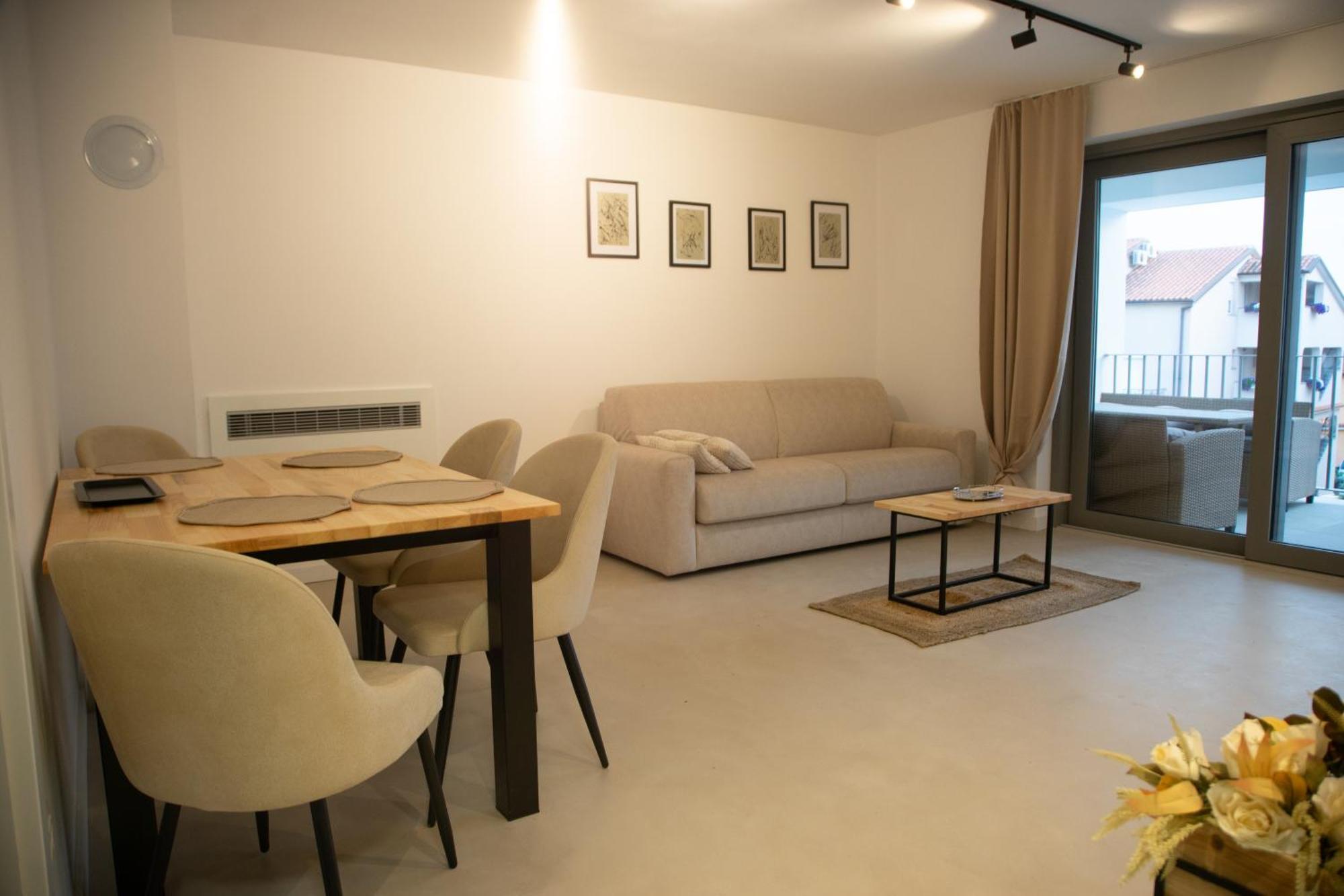 A-Seven Apartment โรวีน ภายนอก รูปภาพ