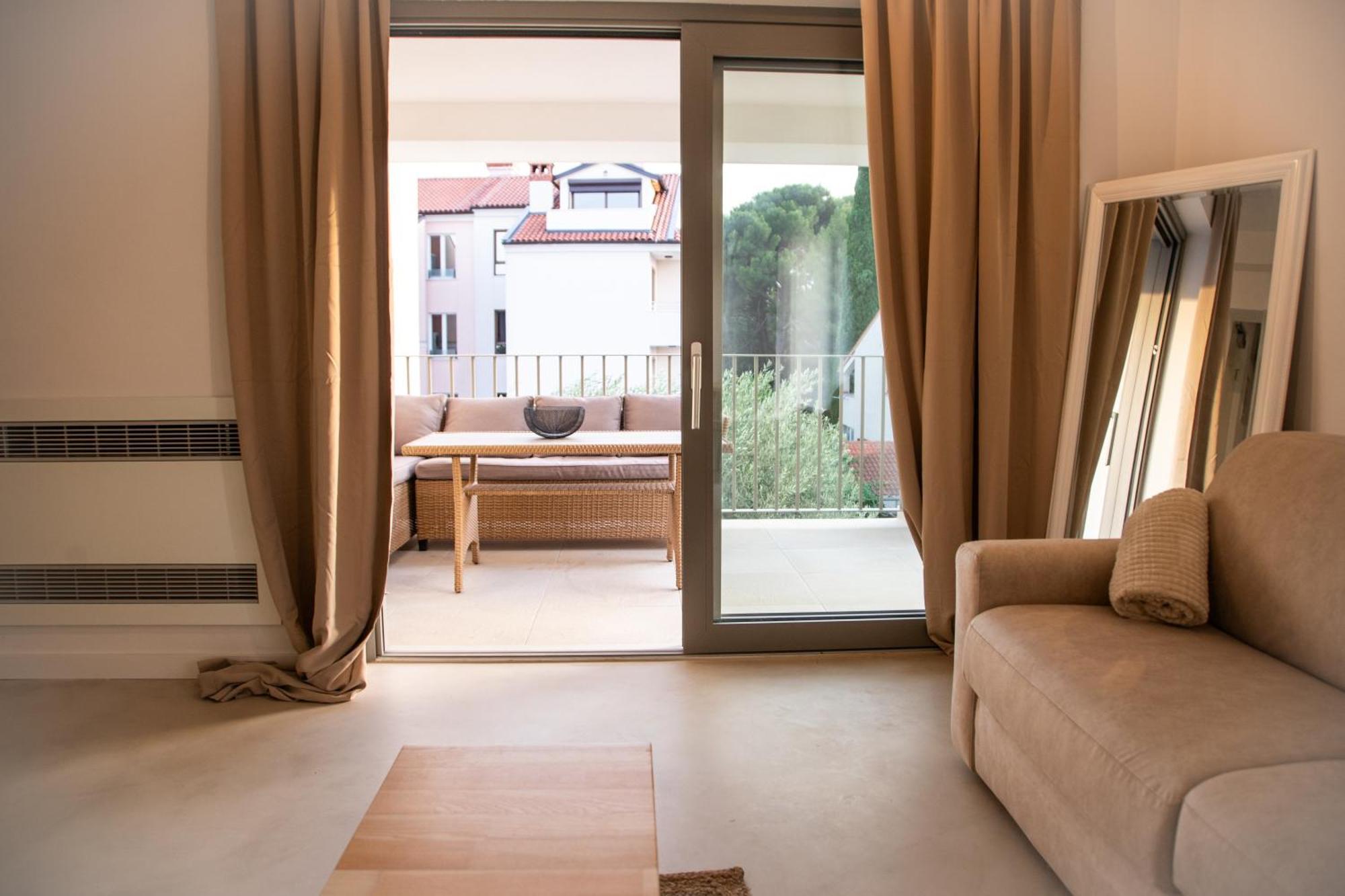 A-Seven Apartment โรวีน ภายนอก รูปภาพ