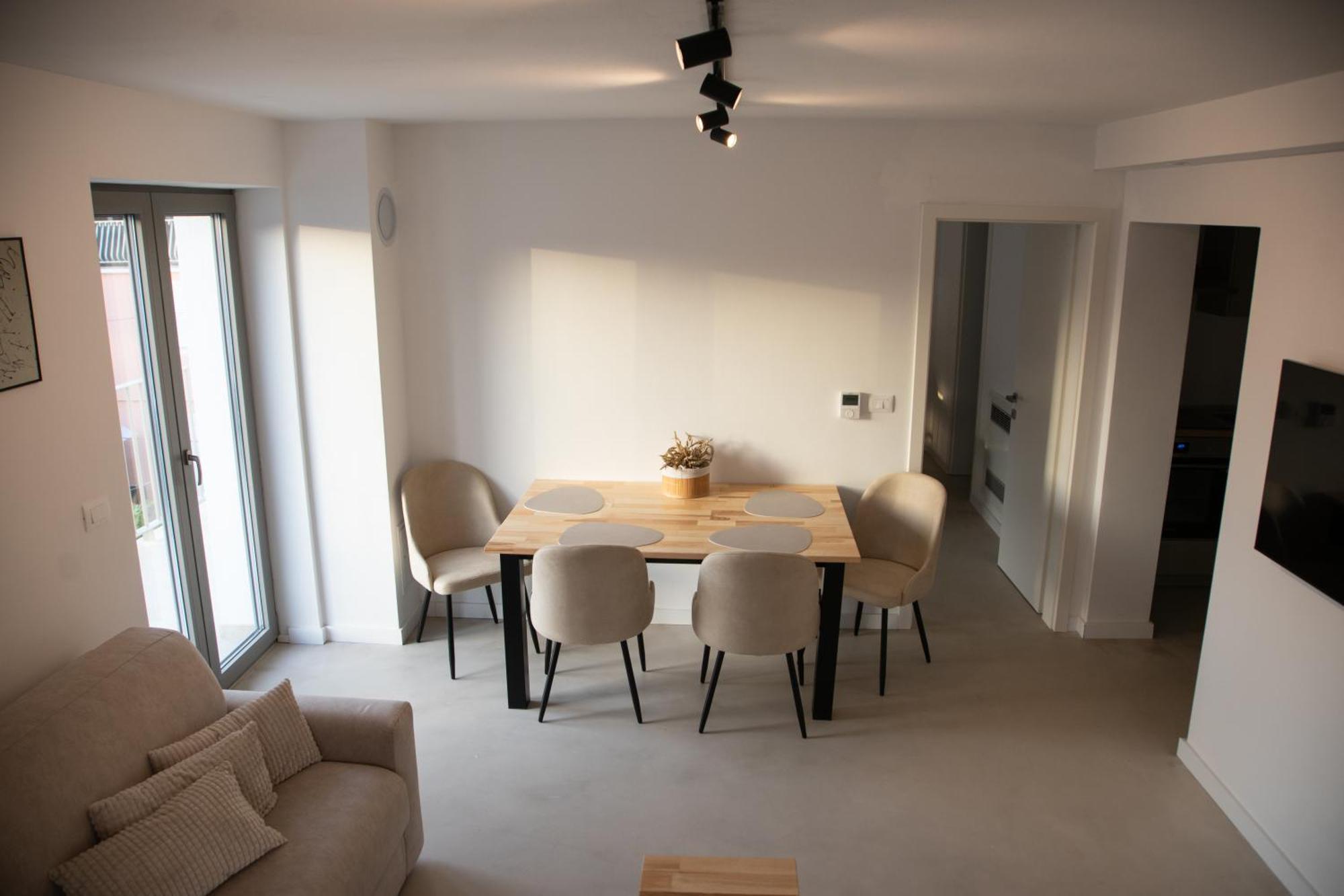 A-Seven Apartment โรวีน ภายนอก รูปภาพ