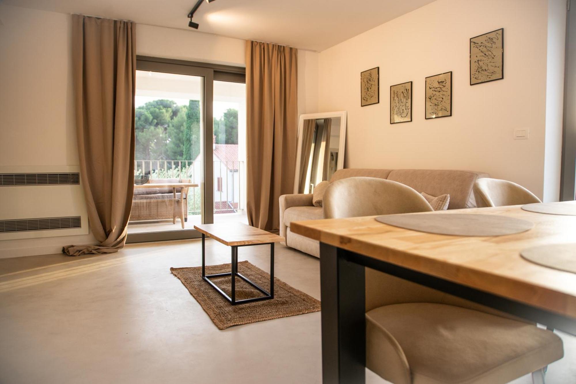 A-Seven Apartment โรวีน ภายนอก รูปภาพ